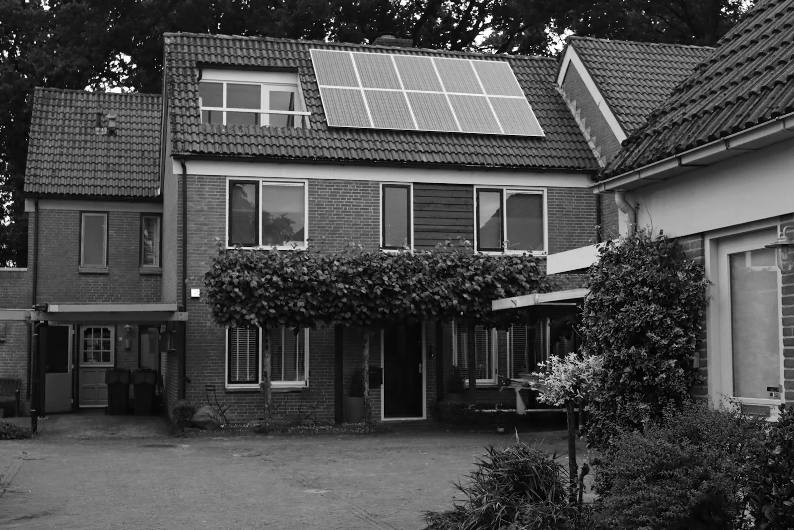 Omvormer zonnepanelen buiten garantie: kosten en keuzes