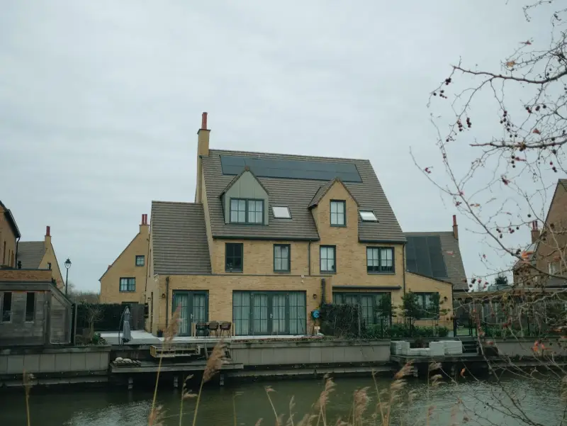 Zonnepanelen bij bewolkt weer: hoeveel opbrengst in NL?