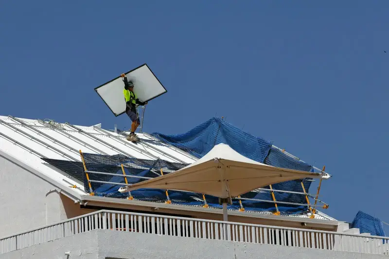 Zonnepanelen reinigen: wanneer en hoe doet u dat?