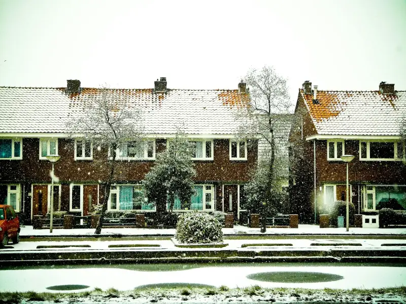 Zonnepanelen bij storm en sneeuw: schade en risico's