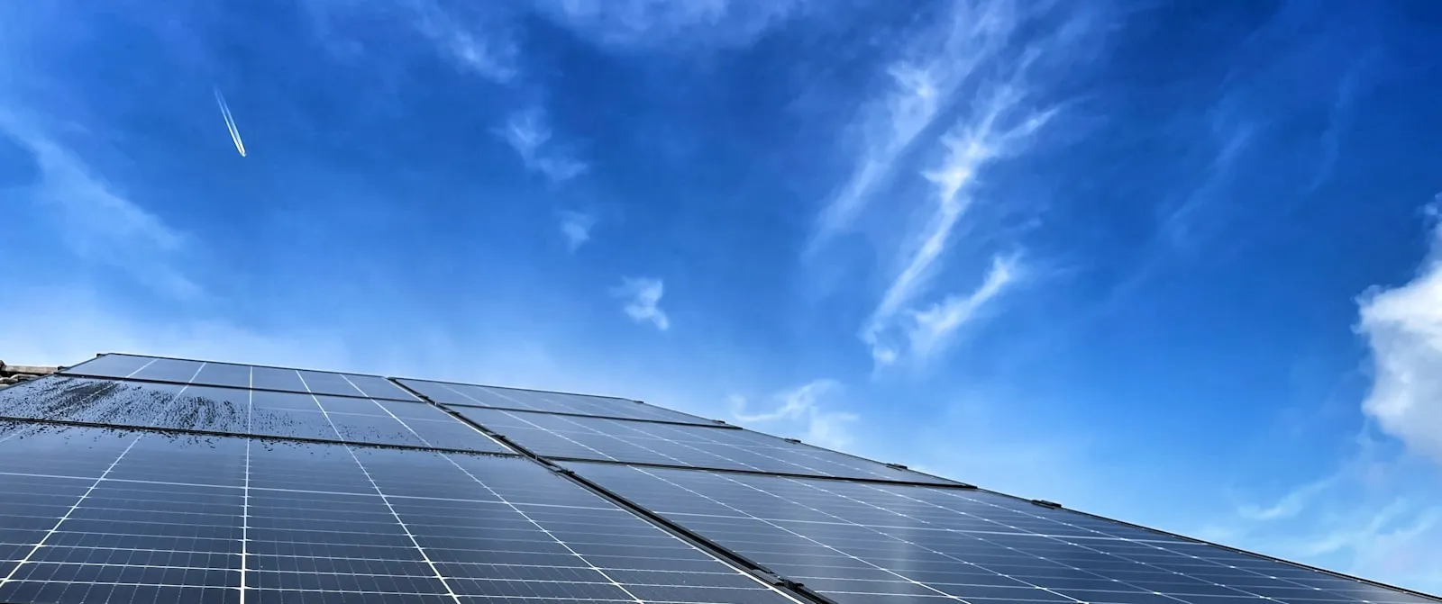 Zonnepanelen vergeling glas: oorzaak en